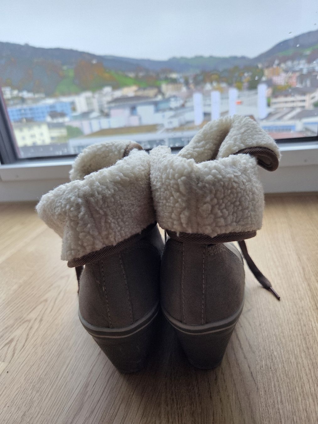 Esprit Chaussures femmes: Keilabsatz Schuhe mit Lammfell Gr. 37 – D'occasion à Kriens par ..stx.. 1