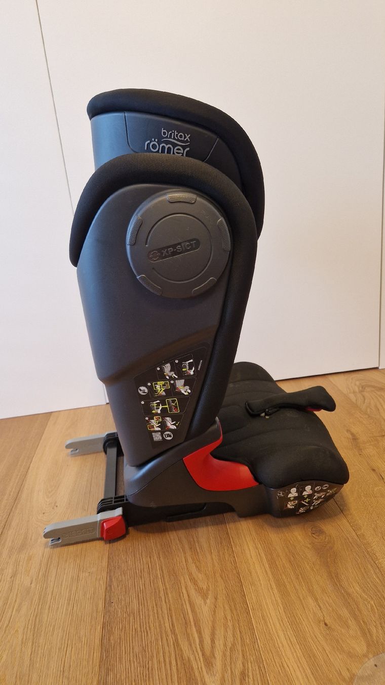 Britax Römer Seggiolini per auto: Britax Römer Kindersitz KidFix2 S Cosmos Schwarz – Usato da Richterswil venduto da mst1112 1