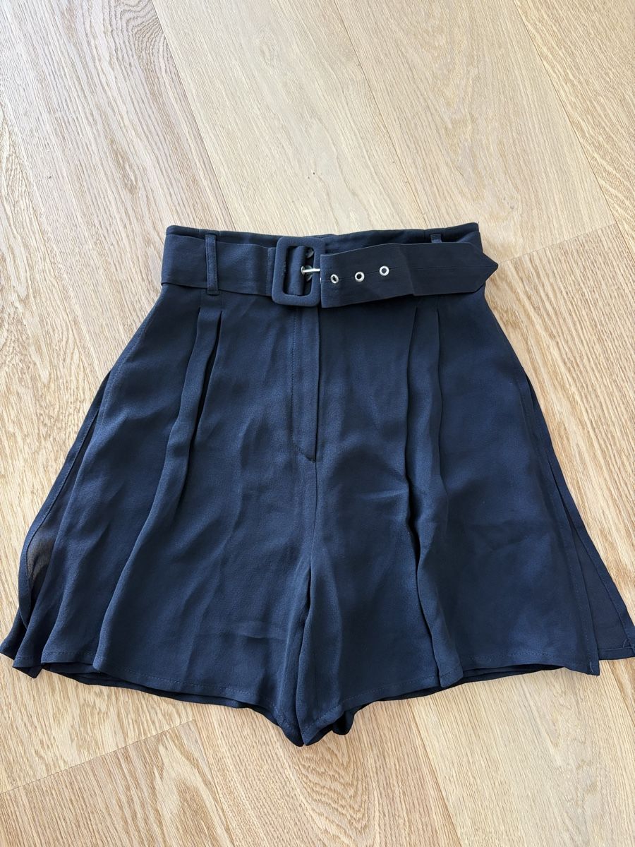 Pantaloni: Byblos black summer shorts  – Usato da St. Gallen venduto da ott_f827