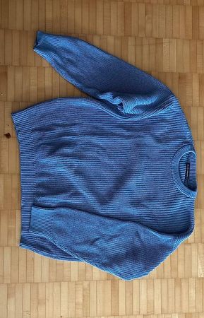 Hellblauer Strickpullover