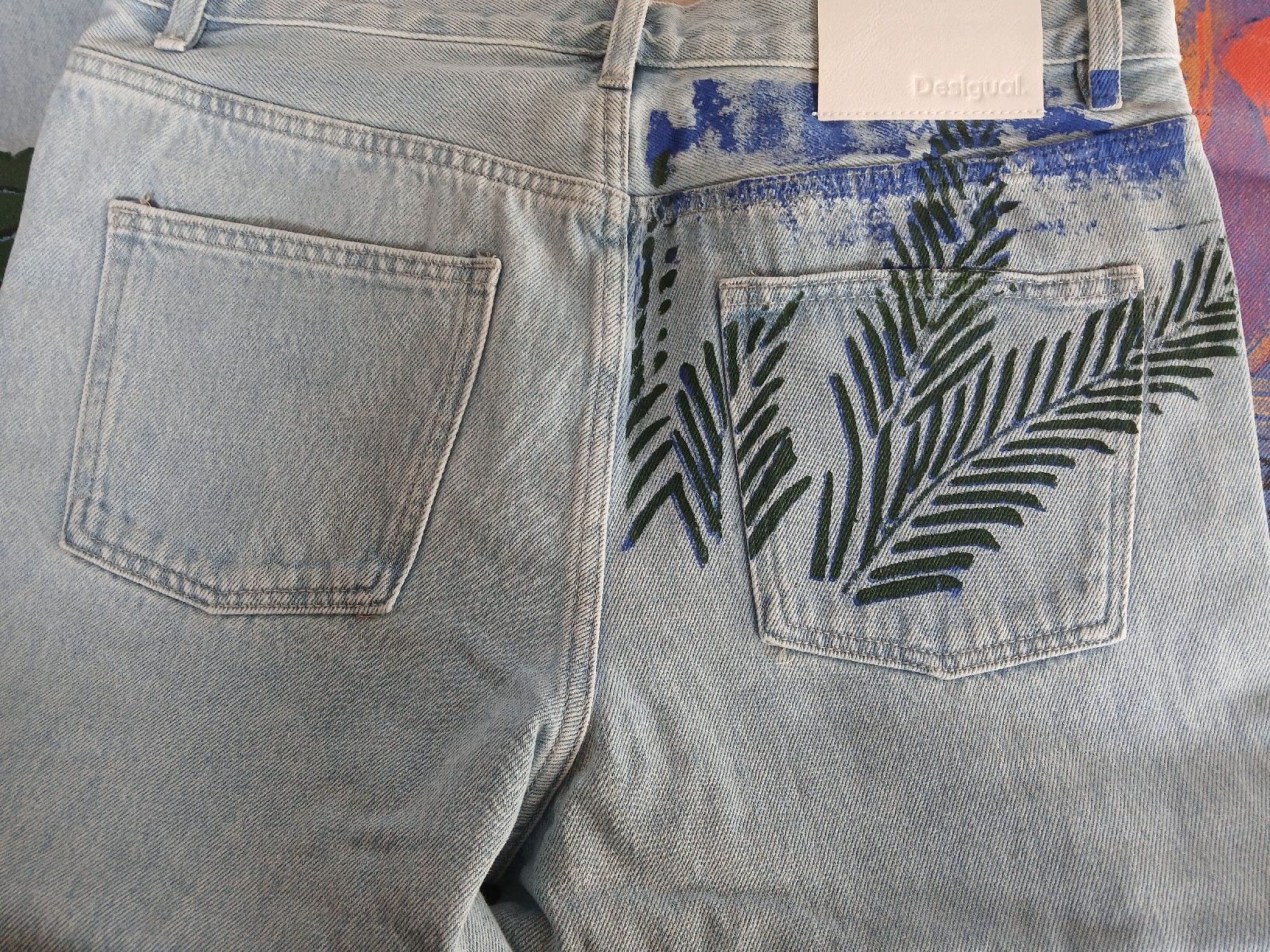 Desigual Jeans: Jean droit-blue DESIGUAL INDIA PRINT – Nuovo e nell'imballaggio originale da Tramelan venduto da Belleza82 8