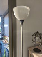 Schlichte elegante Stehlampe