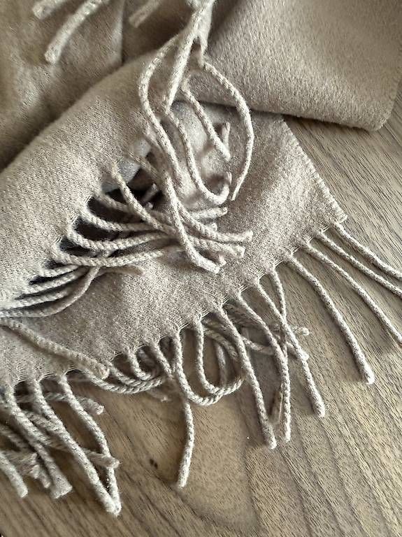Acne Studios Foulard & Sciarpe: Acne Studios Schal  Beige – Usato da Zürich venduto da My_little_boutique 2