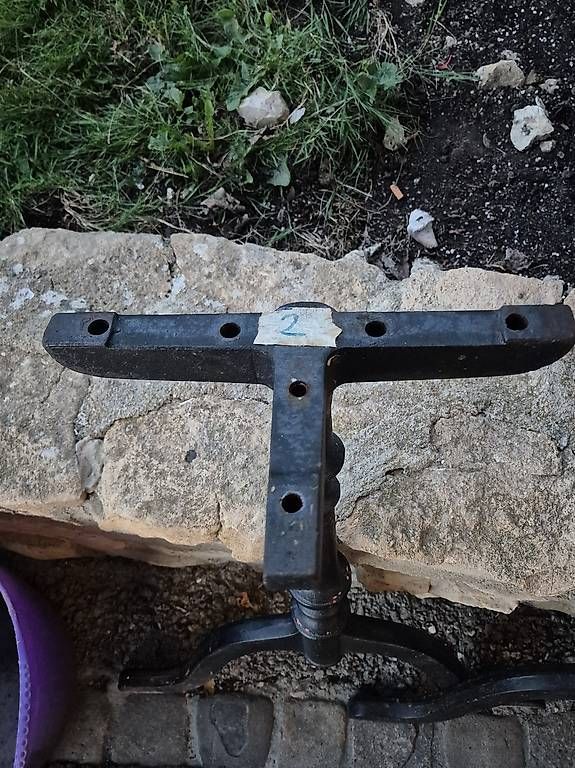Sonstiges antikes Mobiliar: 2 pieds de table en fonte  – Gebraucht aus La Chaux-de-Fonds von vorlure 3