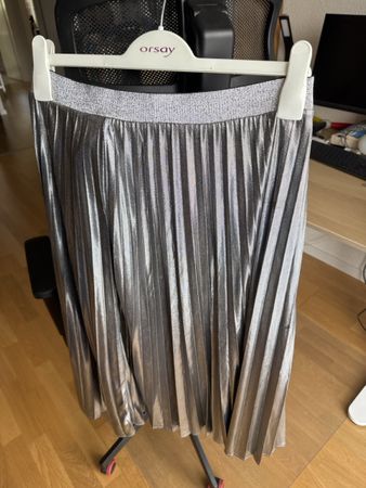 Faltenrock silberfarben mit Glitzerbund Grösse S guter Zusta