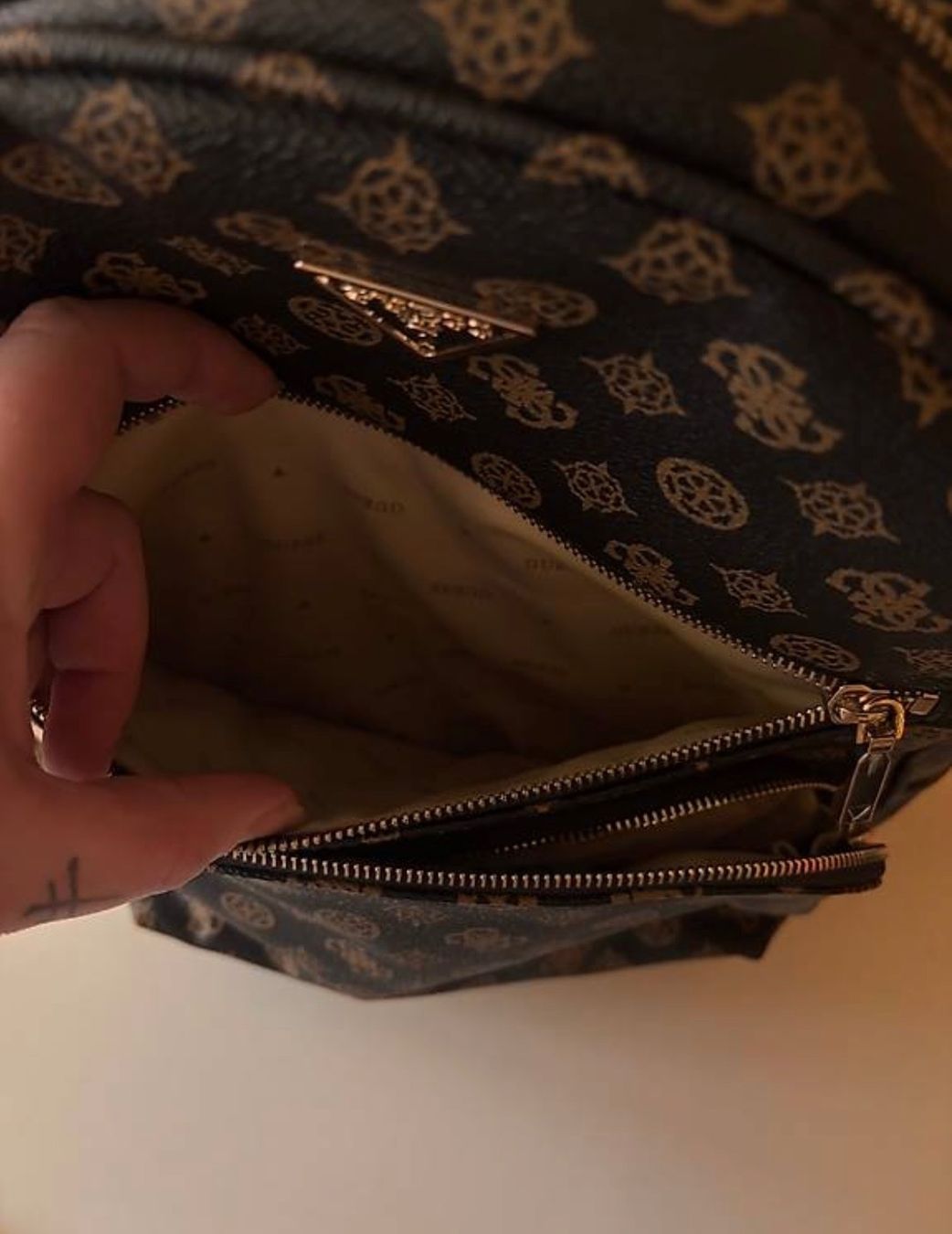 Guess Rucksäcke: Guess Rucksack – Gebraucht aus Zürich von Denise1743 2