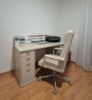 Bürotisch mit Stühle