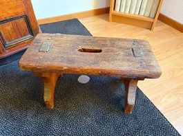Ancien petit tabouret de traite en bois massif