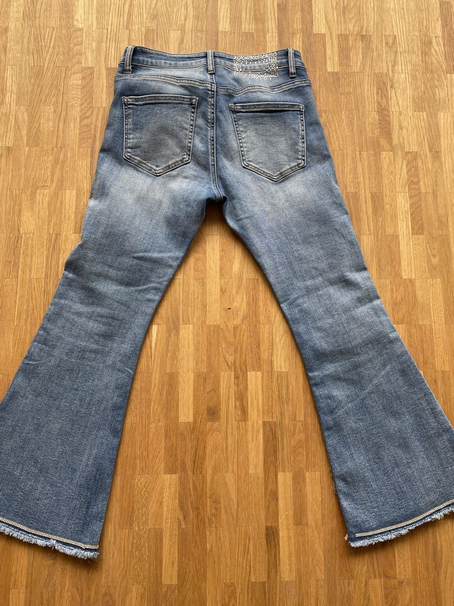 Jeans: Flared Jeans mit Strass Gr. 34 – Usato da Winterthur venduto da heart 1