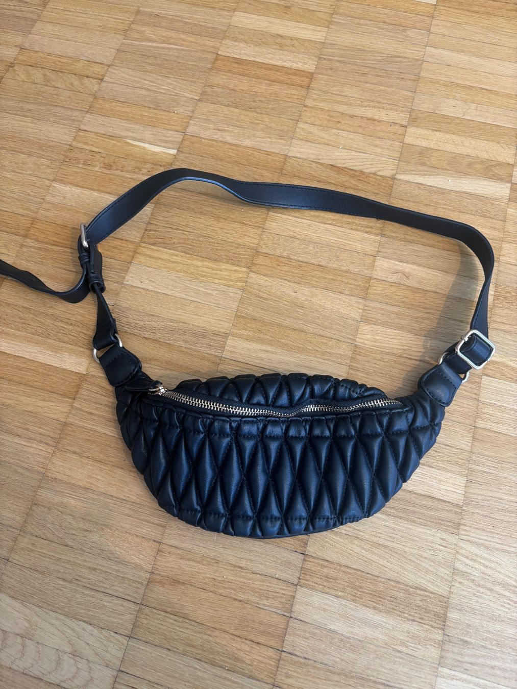 Hallhuber Sacs femmes: Hallhuber Gürteltasche in schwarz – D'occasion à Baden par van_k2dq