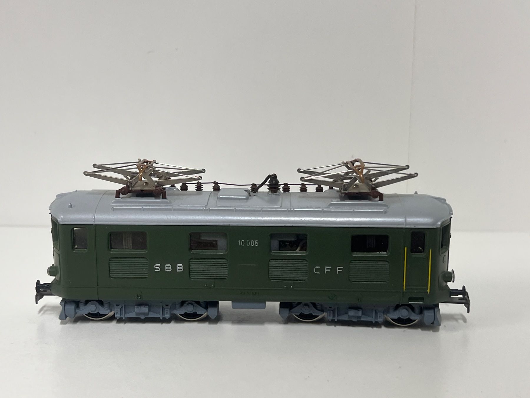 Kleinbahn Modellini di ferrovie: KLEINBAHN Re 4/4 SBB H0 DC – Usato da Neuenhof venduto da ludovicco