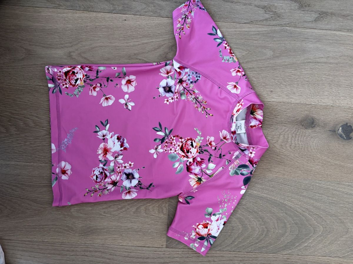 Lotti & Set di vestiti: Bade Tshirt Paket Mädchen Grösse 98 – Usato da Wahlen b. Laufen venduto da Slash077