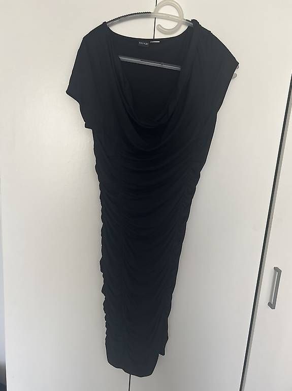 Vestiti: Schwarzes Kleid, figurbetont – Usato da Neftenbach venduto da bebbels69