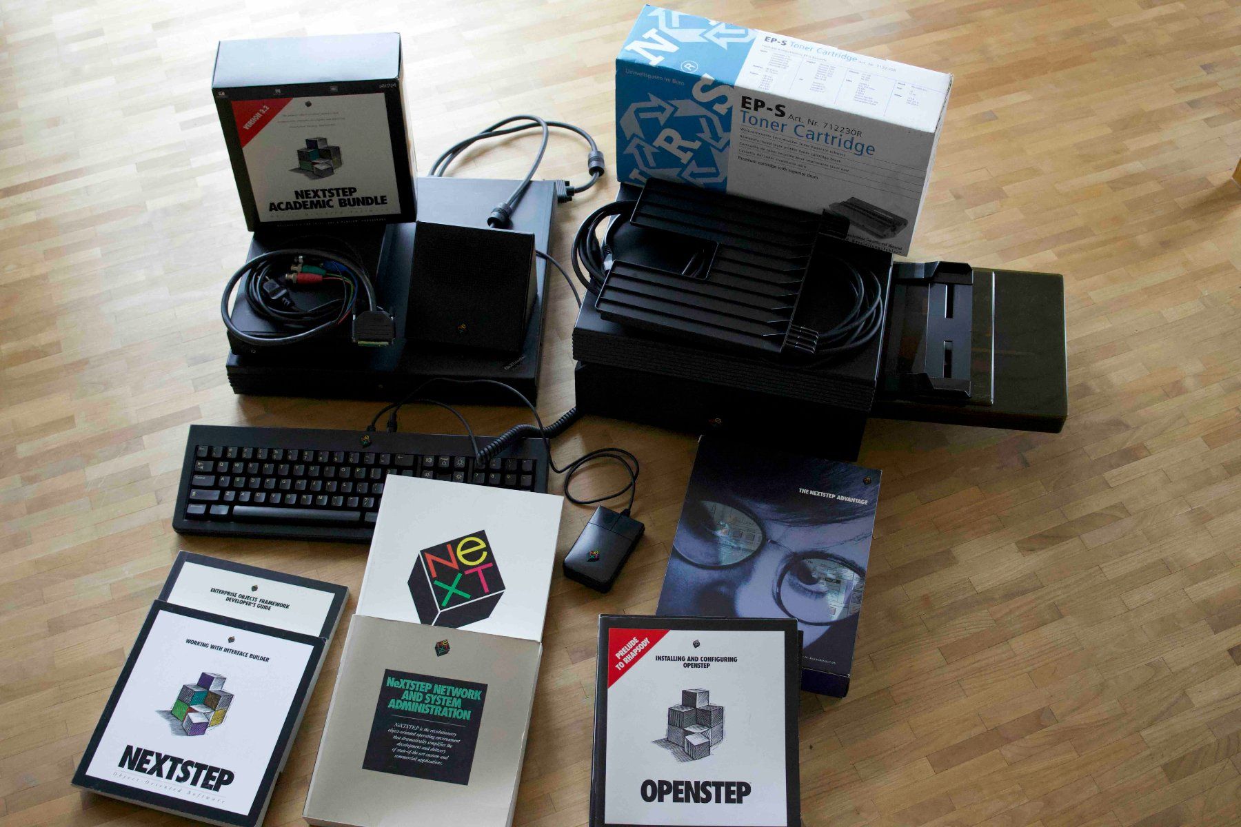 Next PCs: NeXTstation / Pizzabox mit Dokumentation – Gebraucht aus Kerzers von ar3210
