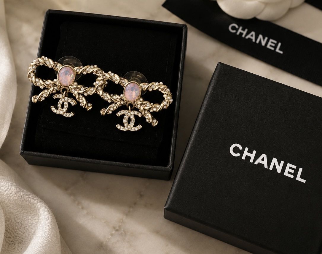 Chanel Orecchini pendenti & Orecchini a lobo: CHANEL BEAUTÉ Bow Earrings Rosa Stein & Strass – Usato da Dörflingen venduto da Raskan 1
