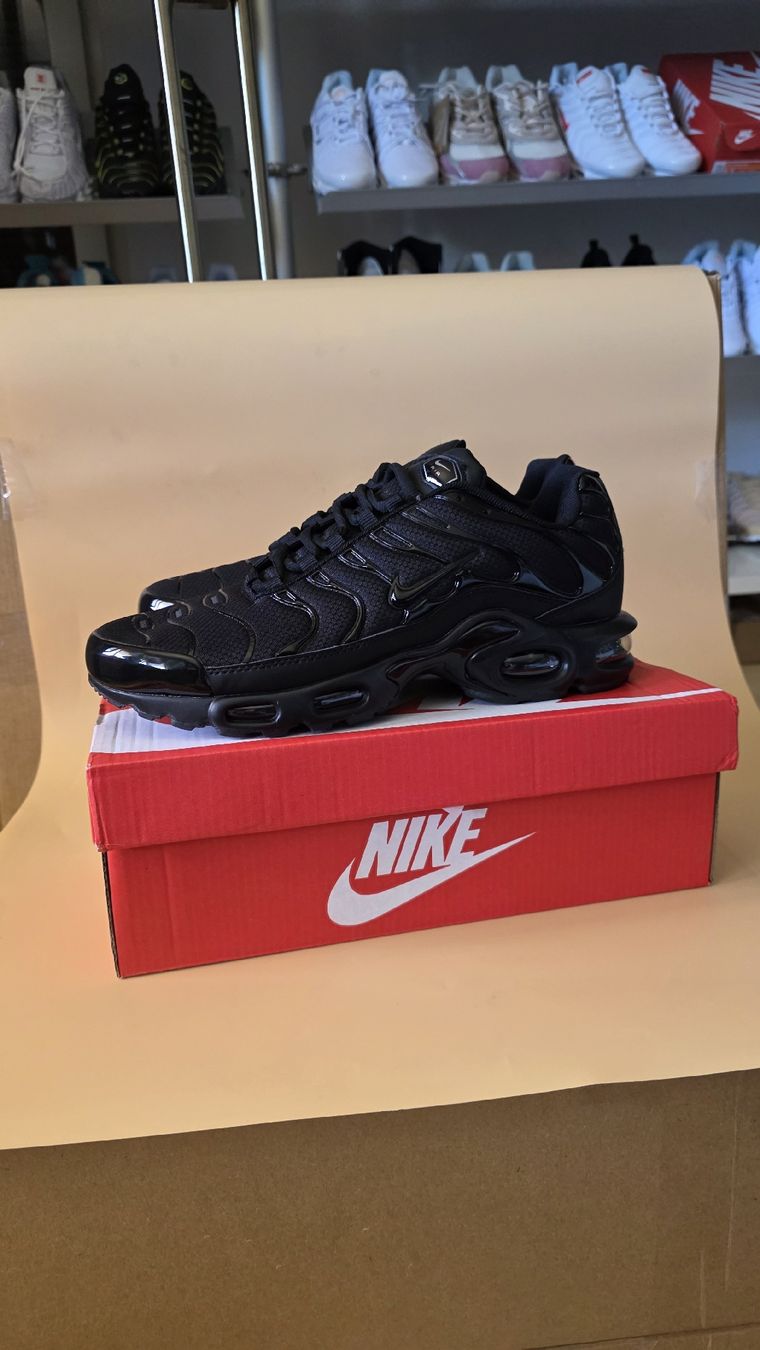 Nike Scarpe da uomo: Orginal Nike Air Max Plus TN Gr. 42.5 Schwarz  – Nuovo e nell'imballaggio originale da Nürensdorf venduto da mob_v52r 1