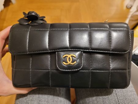 Sac Chanel Timeless Choco Bar cuir noir, camélia - Superbe!