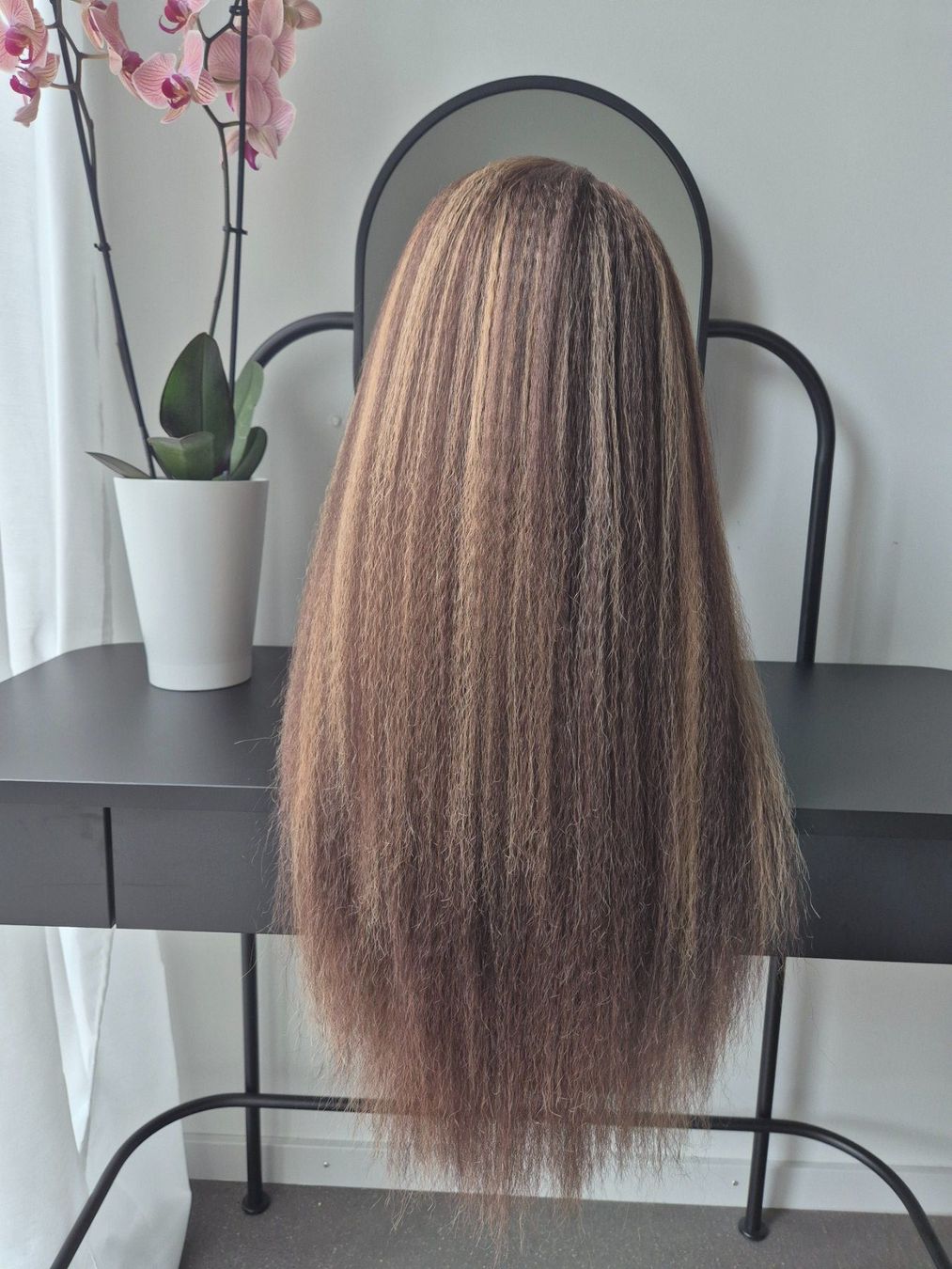Parrucche: Neue Kunsthaar Perücke. New wig – Nuovo e nell'imballaggio originale da Zürich venduto da pla_tm9w 7
