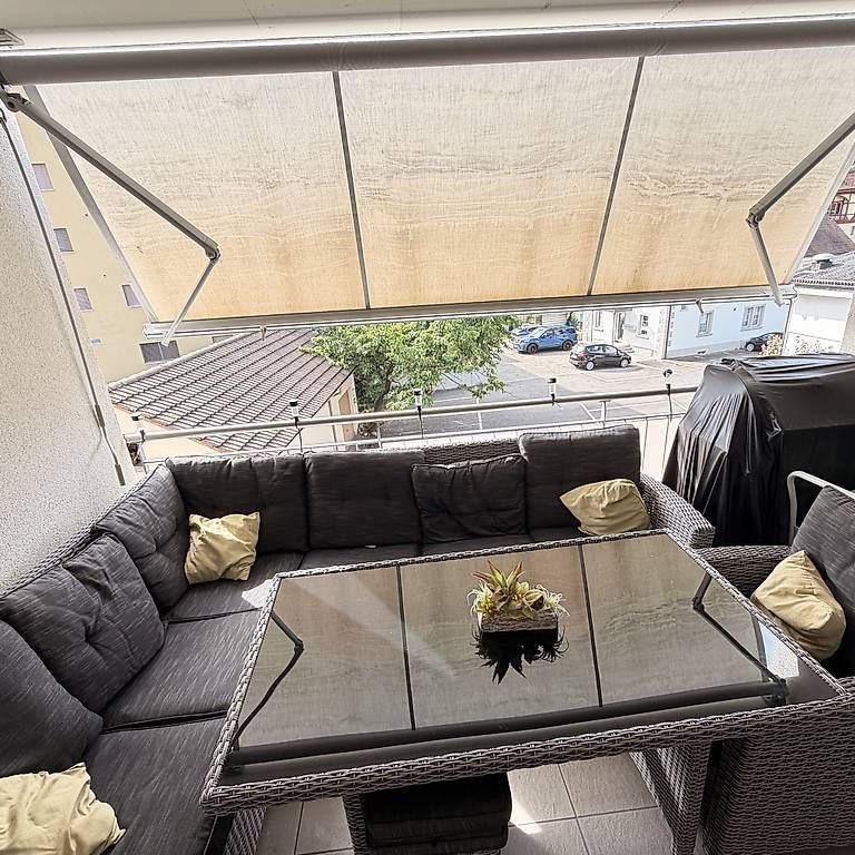Set di tavolo e panche: Lounge Gartenset / Sitzgruppe Rattan mit Tisch  – Usato da Menziken venduto da afr_75mt
