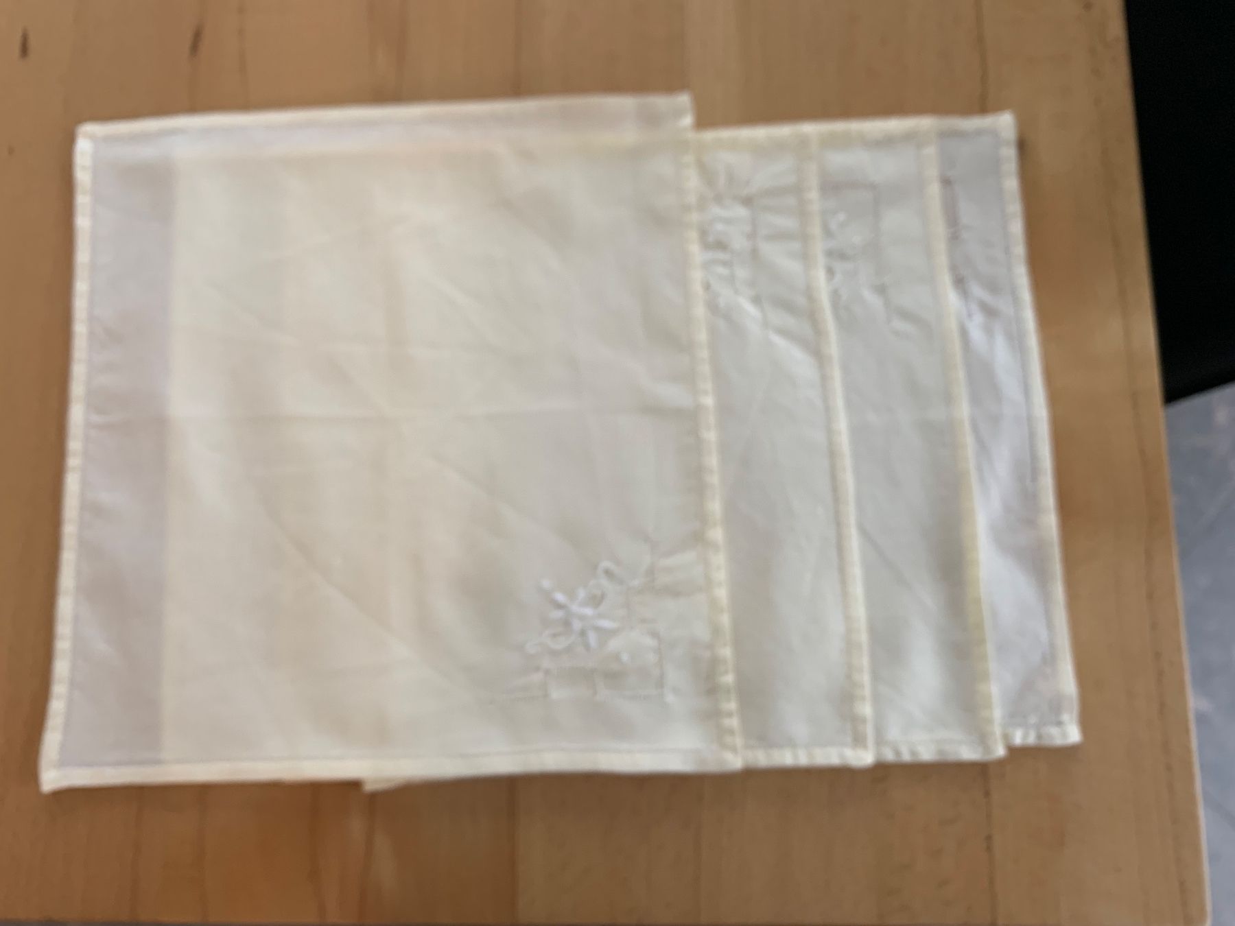 Altra biancheria da tavola: Handbestickte Tischdecke und 4 passende Servietten – Usato da Buelach venduto da Joeggu0 4