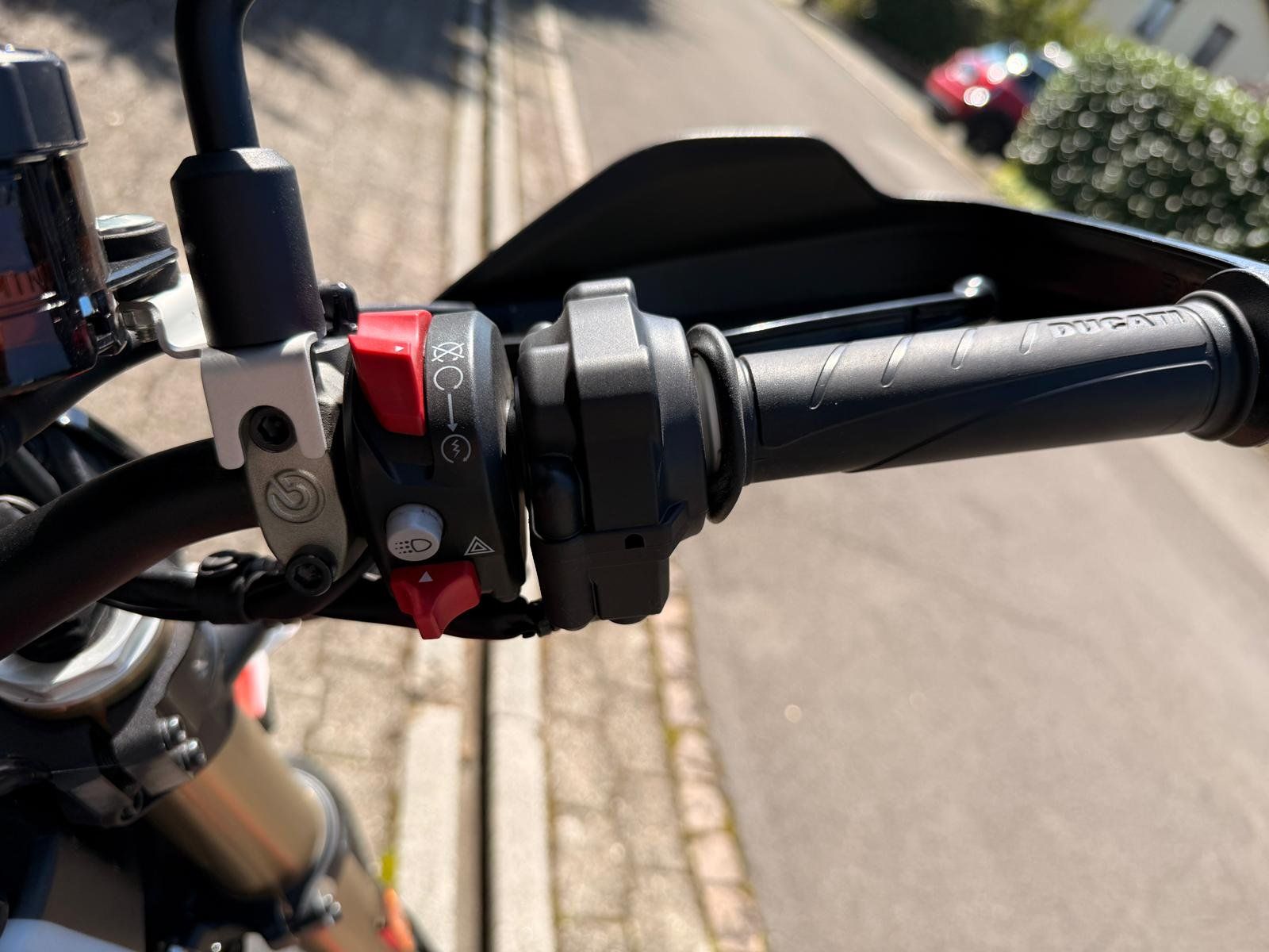Ducati Strasse: Ducati Hypermotard 698 RVE Supermoto – Gebraucht aus Hünenberg von Moto950 7