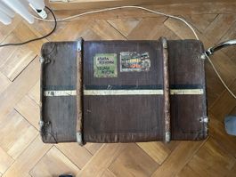 alter, antiker Reisekoffer (Aufbewahrung)