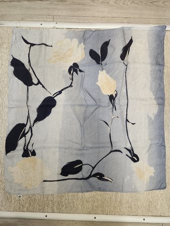 Foulard en soie  motif floral