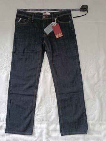 Neue schwarze Jeans
