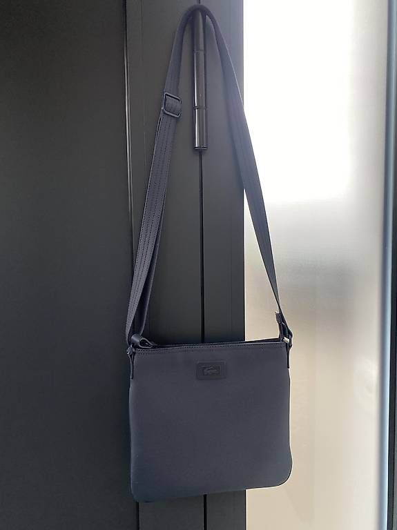 Borse da donna: Sac Lacoste bleu marine  – Usato da Areuse venduto da Nic_wd9n 1