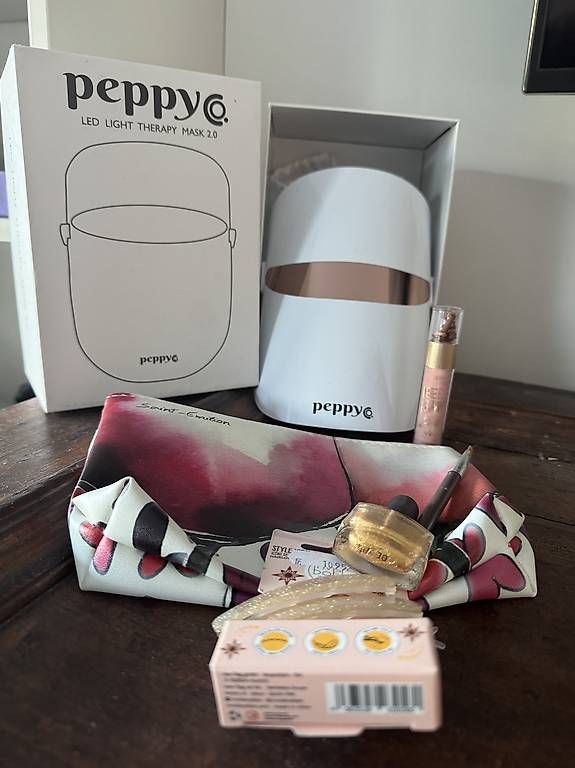 Make-up: Cosmetics and Peppy LED light Mask – Usato da Melide venduto da cla_g5fs 1
