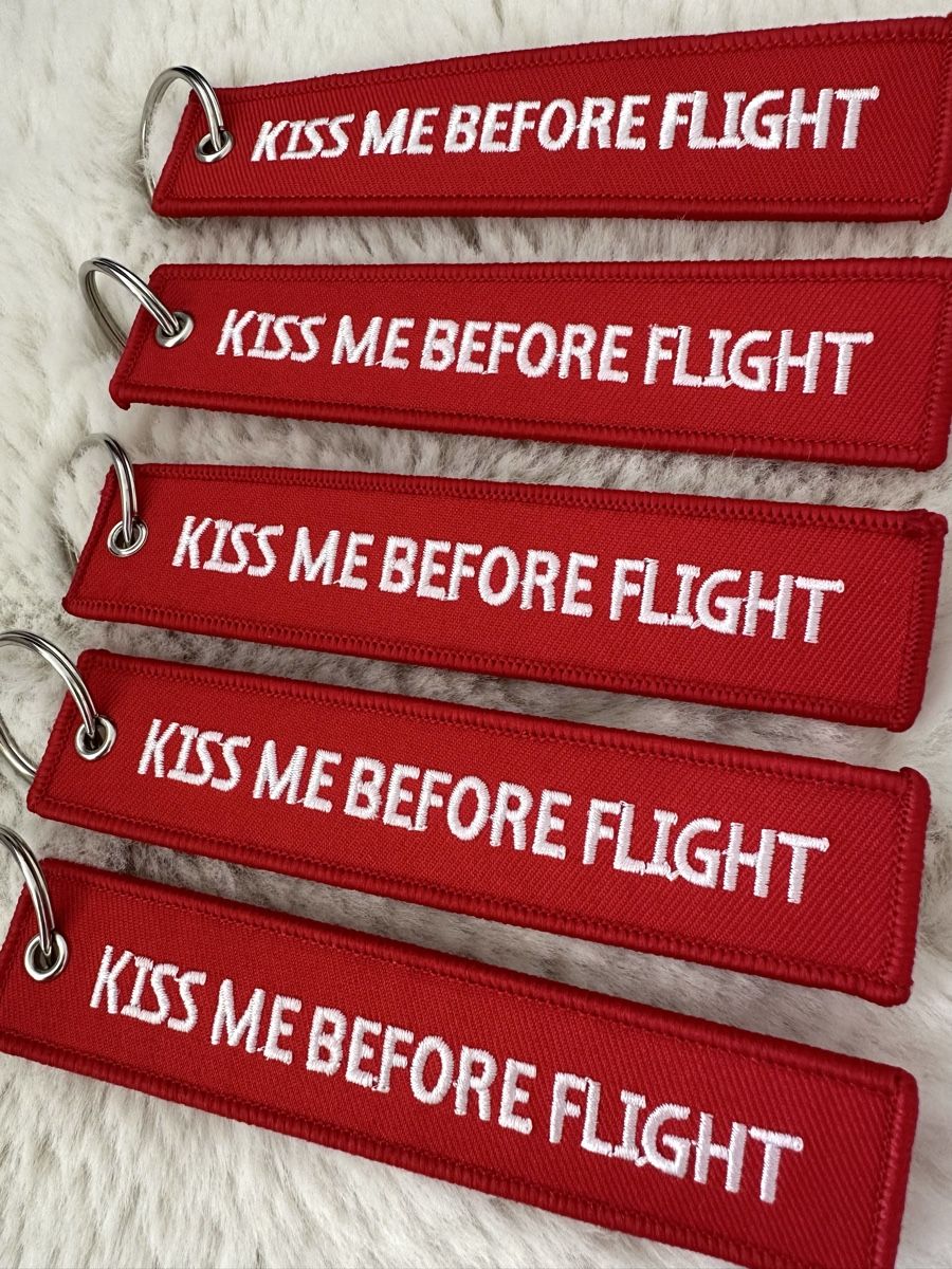 Portachiavi: Kiss me before flight keychain tag – Nuovo e nell'imballaggio originale da Couvet venduto da Aura_aura 1