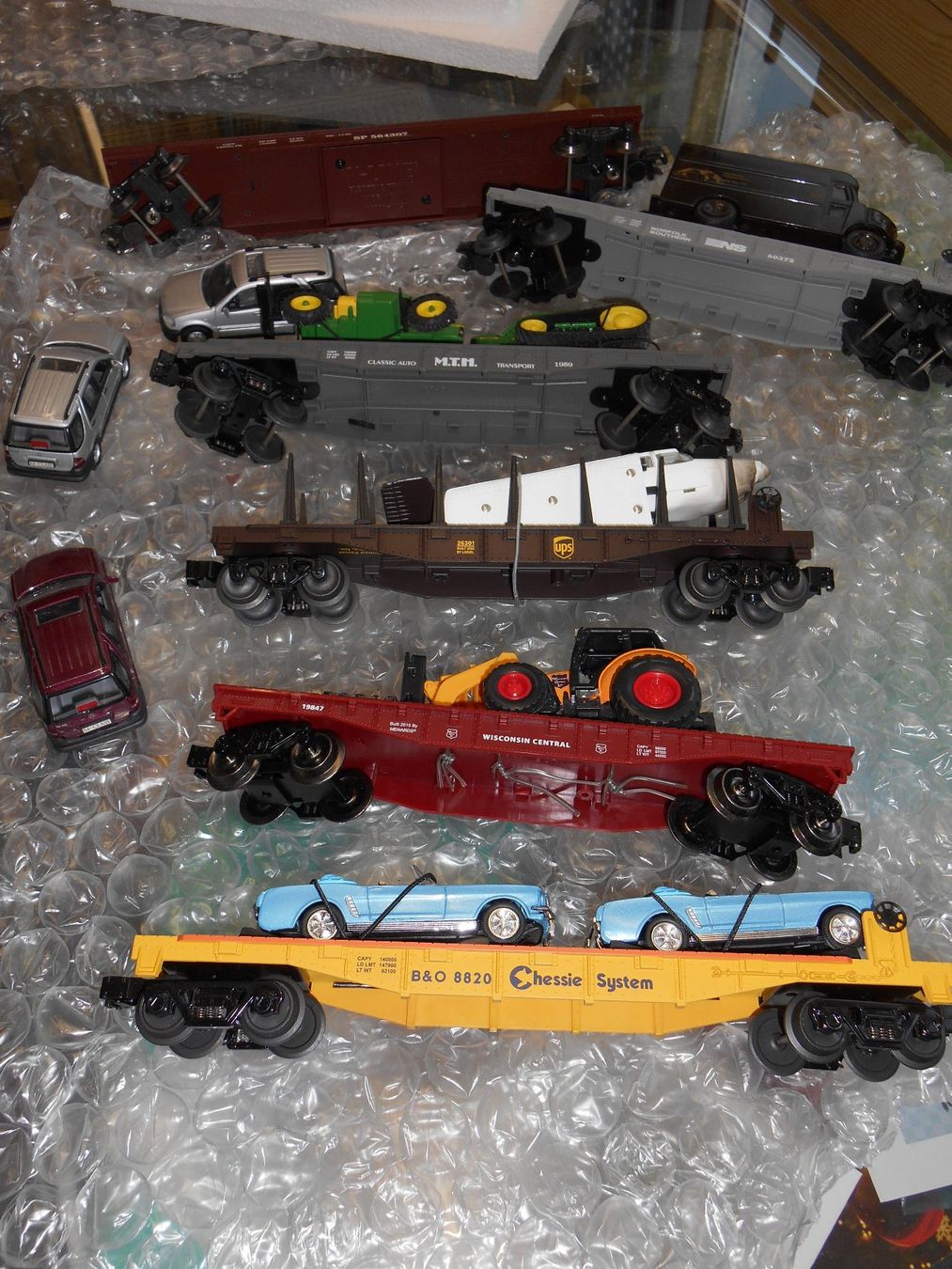 Lionel Modelleisenbahnen: 6 GÜTERWAGEN, FLUGZEUG, AUTOS ETC. CHESSI SYSTEM  MTH ETC. – Gebraucht aus Wohlen AG von timpojim1 2