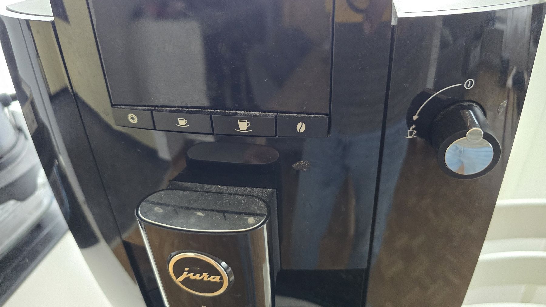 Jura Macchine per caffè & Macchine per espresso: Jura E4 kleines defeck  – Difettoso da Effretikon venduto da hug_6zr9 1