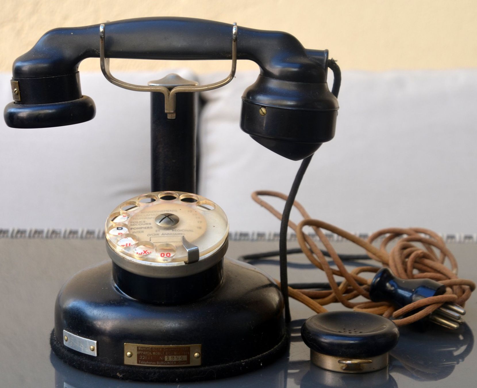 Telefone: Burgunder Mod.1924 Telefon / téléphone 1930 – Gebraucht aus Collonges von arashee 1