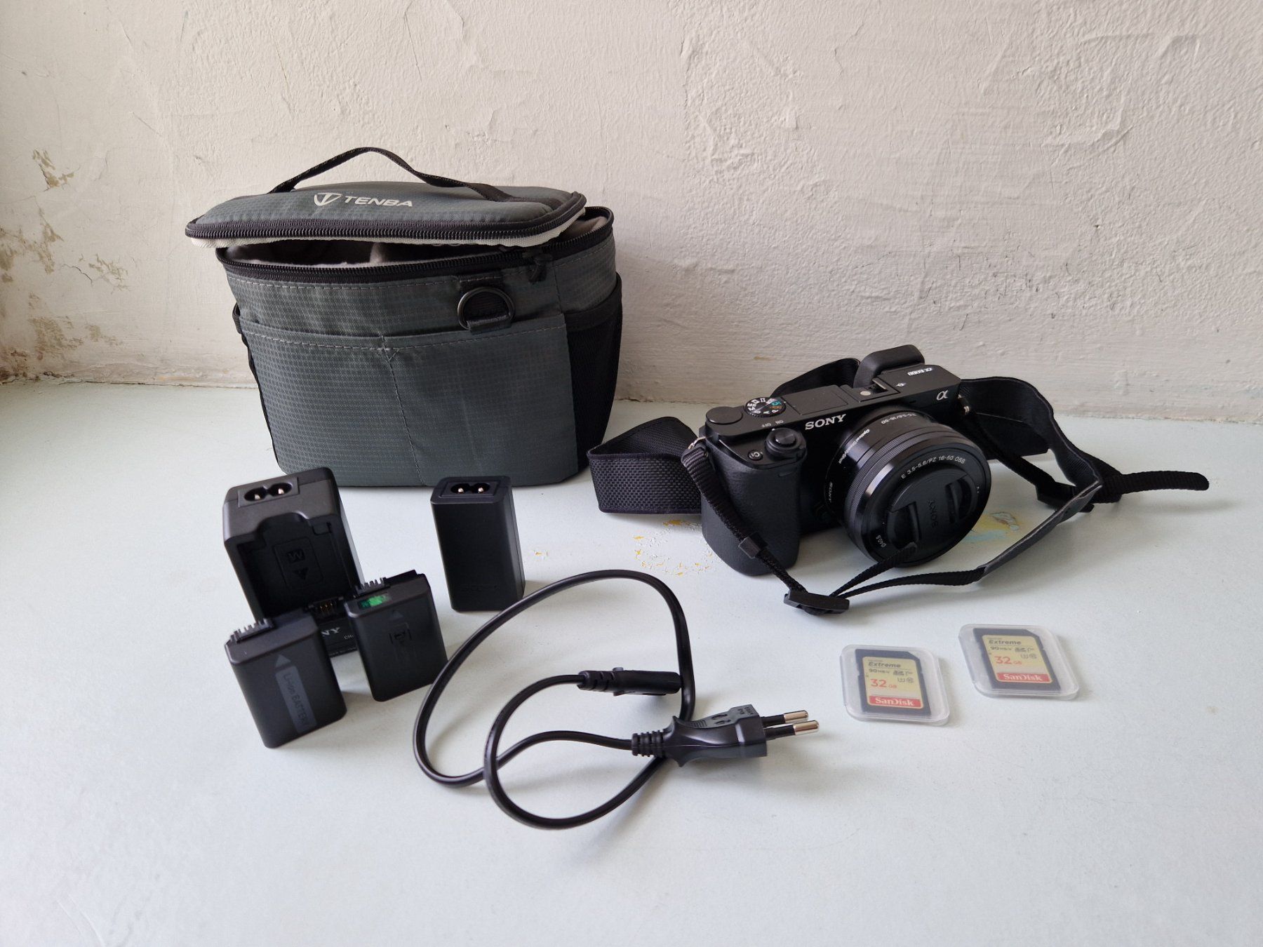Sony Kamera: Sony Alpha 6000 Kit Systemkamera (16-50mm) – Gebraucht aus Baden von ch-m