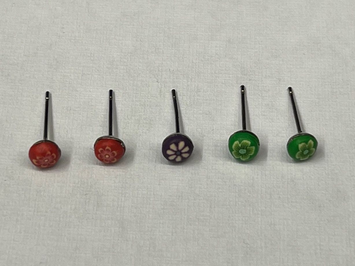Orecchini pendenti & Orecchini a lobo: Bunte Ohrstecker mit Blumenmuster – Usato da Zürich venduto da rigani