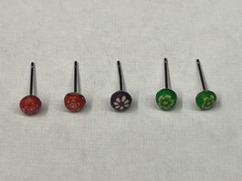 Bunte Ohrstecker mit Blumenmuster