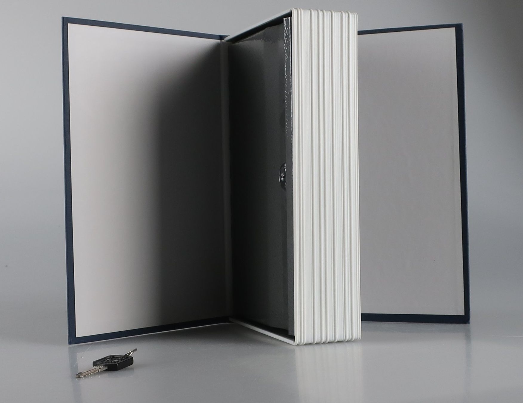 Tresor: Ein Buch-Tresor mit Schlüssel – Gebraucht aus Volketswil von brockipfannenstil 6