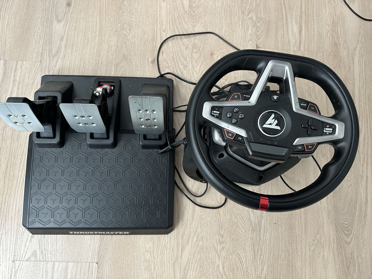 Sony Console: Thrustmaster Rennlenkrad mit Pedalen schwarz gebraucht – Usato da Uznach venduto da CubaLibre7