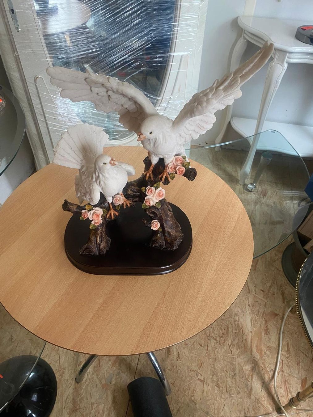 Figuren: Figur mit 2 Tauben, weiss auf Ast mit Blümchen – Gebraucht aus Dietikon von Wildtransporte 1
