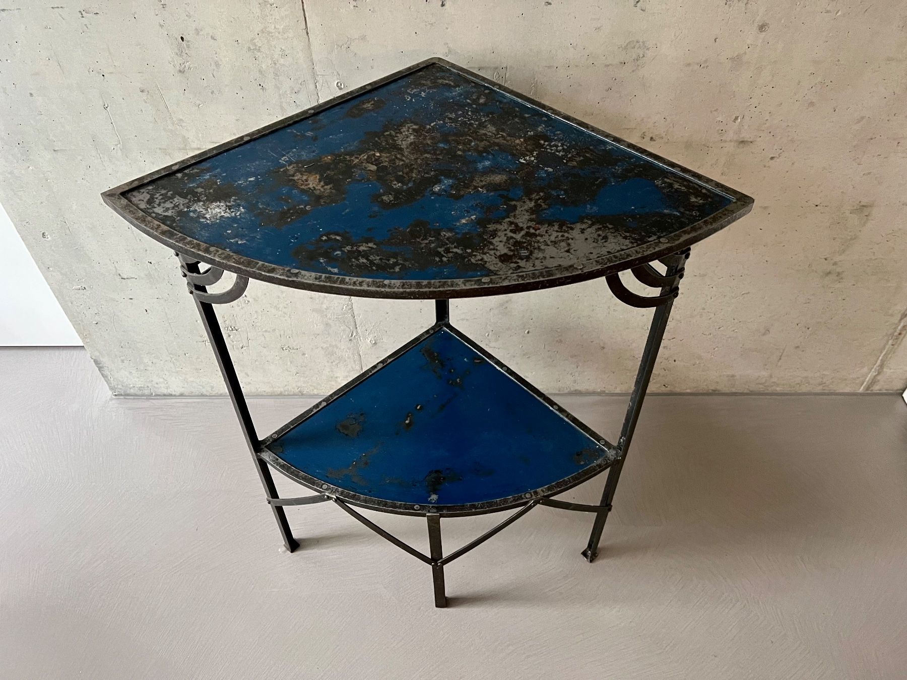 Regale: Art Deco Eisengestell /Eckgestell – Gebraucht aus Wabern von La-Vitrine 1