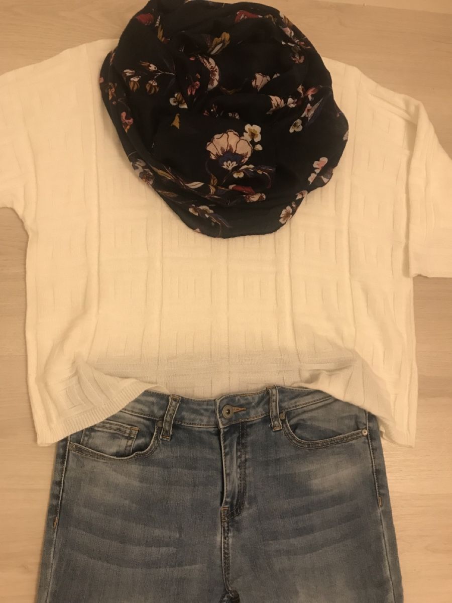 Lotti di vestiti: Damen Set: Jeans, Pullover und Schal mit Blumenmuster – Usato da Dübendorf venduto da nela123 1