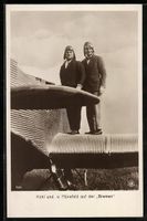 Piloten Köhl und v. Hünefeld auf einer