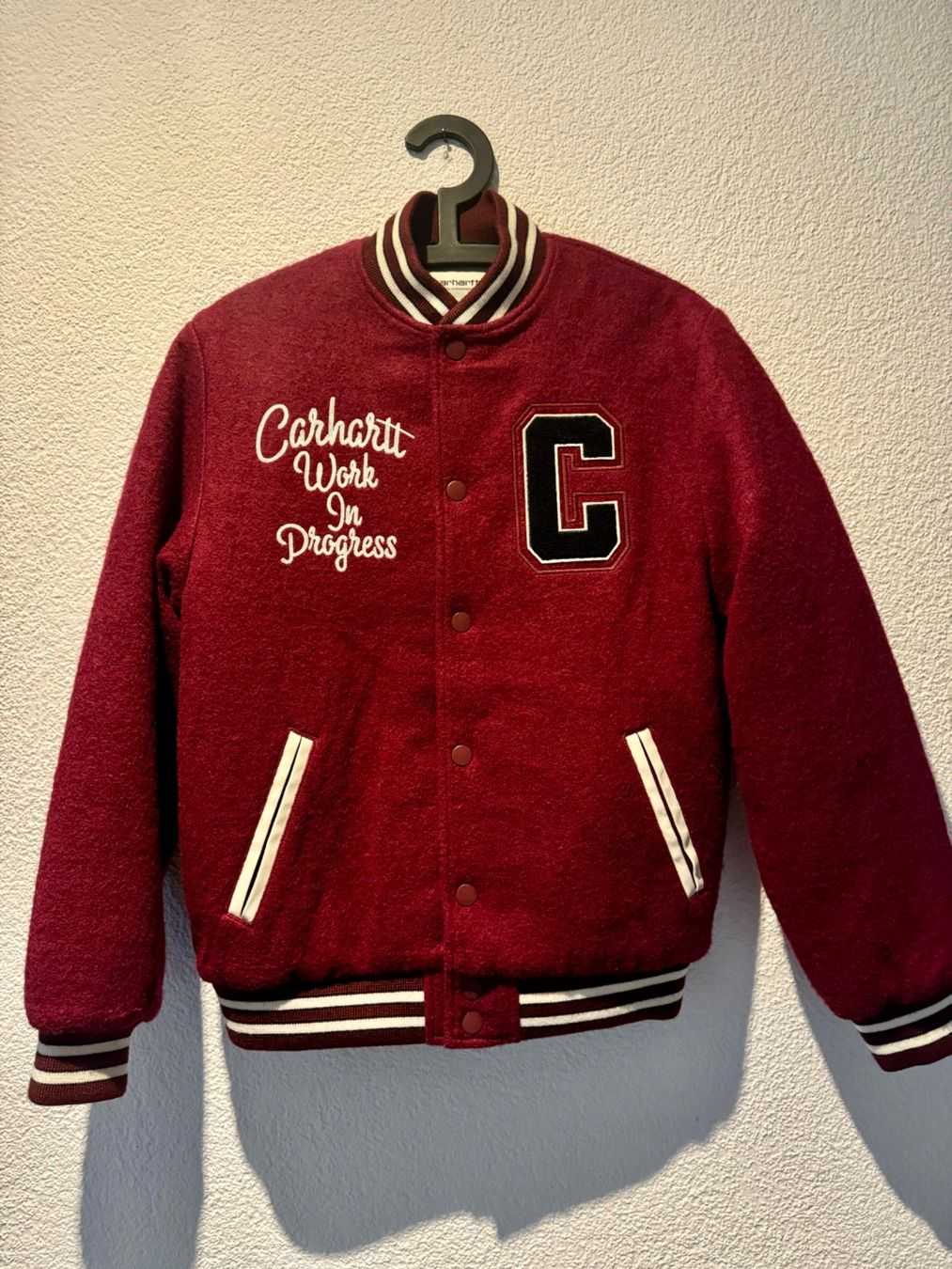 Carhartt Giacche: Carhartt College Jacke, Grösse S, weinrot – Usato da Orpund venduto da chn_9xdn