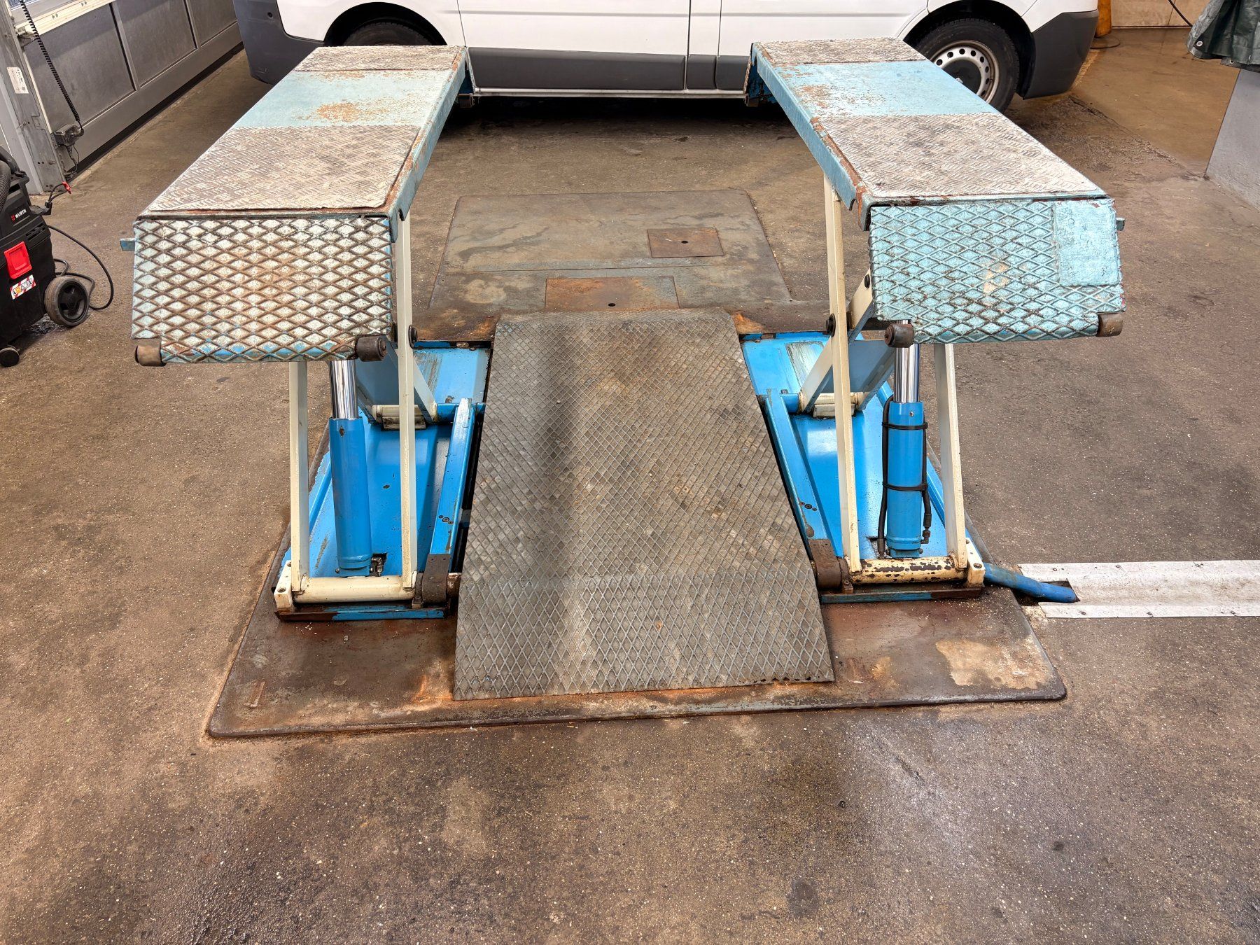 Ponts élévateurs & Crics: Scheren-Hebebühne hydraulisch 3000 kg – Défectueux à Gümmenen par ZM3205 1