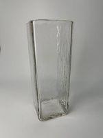 Vase rectangle transparent en verre soufflé et moulé