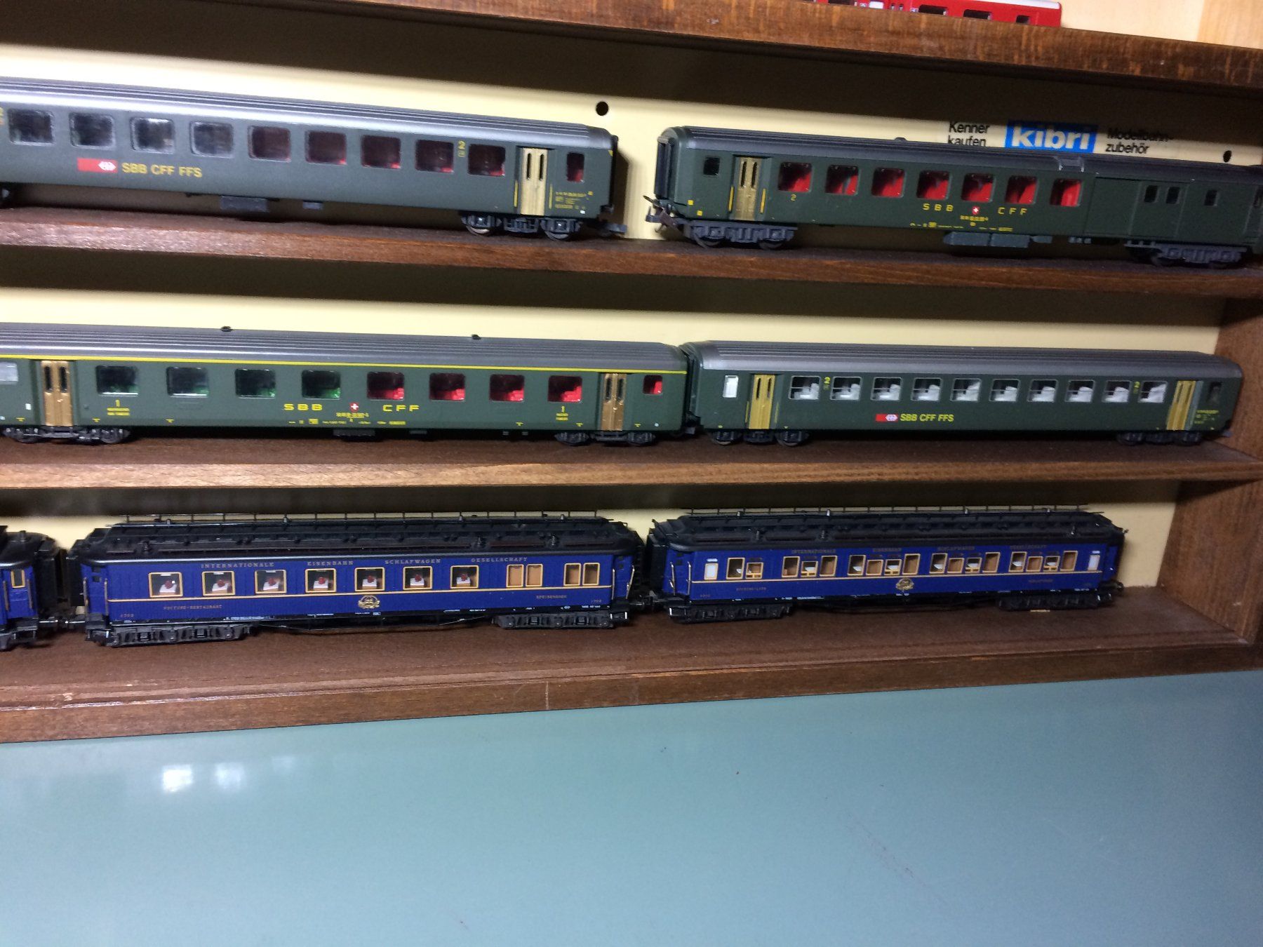 Modellini di ferrovie: Vitrine avec 3 compositions de trains électriques HO – Usato da Vevey venduto da rog_9vvj 4