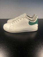Schöne weisse Schuhe mit grünem Detail