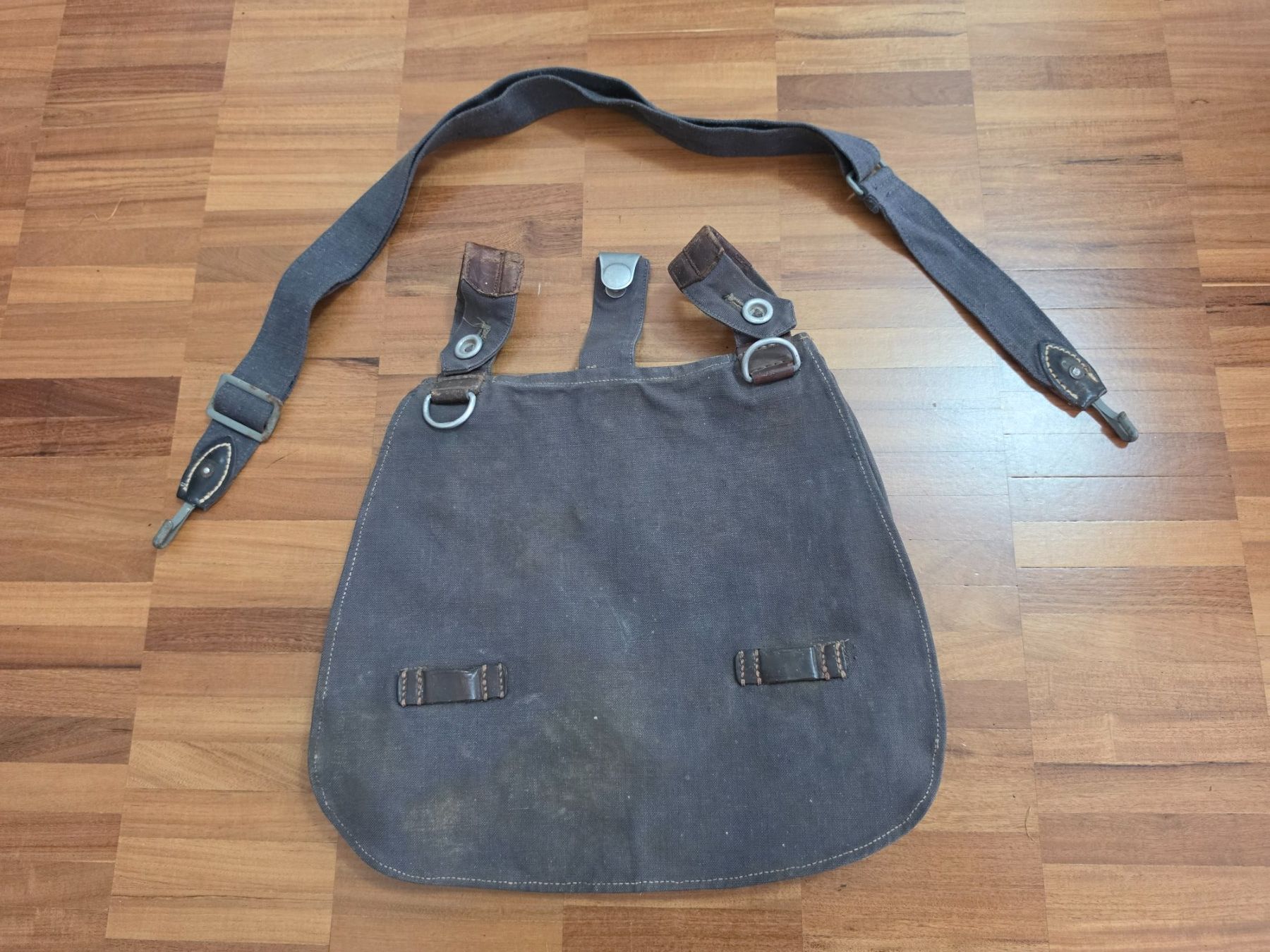 Uniformi: Brotsack der Luftwaffe mit Riemen WW2 – Usato da Chur venduto da Ghostwulf