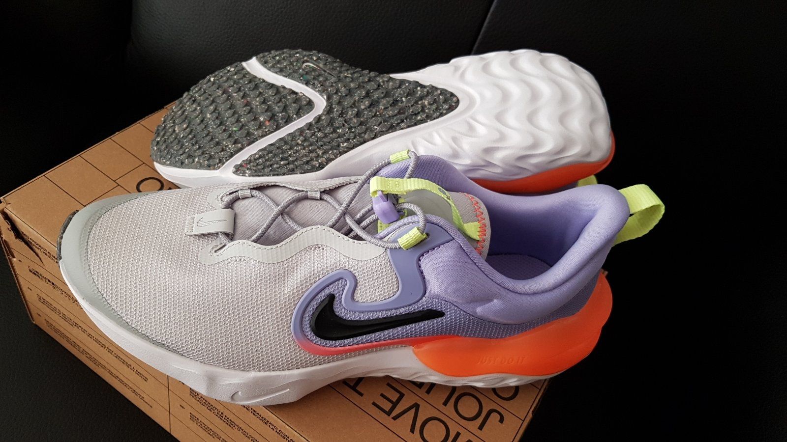 Nike Herrenschuhe: Sneakers Nike Run Flow GS Gr.38,5 – Neu und originalverpackt aus Zürich von ata_c8nh 1